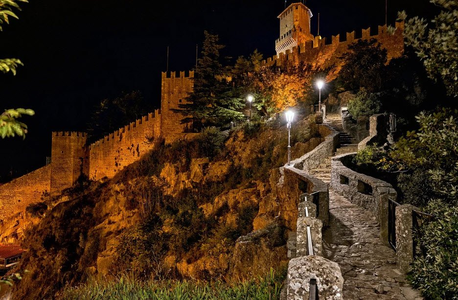Passo delle Streghe, Between First and Second Towers, San Marino
